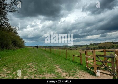 Chorleywood, Großbritannien. 3 Mai 2021. Wetter in Großbritannien: Am Montag, den frühen Bankfeiertag im Mai, versammeln sich bedrohliche graue Wolken über dem Chorleywood House Estate, Hertfordshire. Es wird prognostiziert, dass sich die Bedingungen gegen Ende des Tages mit starken Regenfällen und starken Winden verschlechtern werden. Kredit: Stephen Chung / Alamy Live Nachrichten Stockfoto