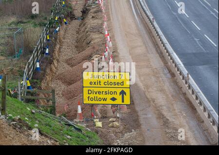 Taplow, Buckinghamshire, Großbritannien. Februar 2021. Die M4 Autobahn war an diesem Wochenende zwischen den Kreuzungen 6 (Slough) und 8/9 (Maidenhead) wieder geschlossen. Die M4 wird zu einer Smart Motorway ausgebaut und die harte Schulter zu einer Fahrspur umgebaut. Achtunddreißig Menschen sind in den letzten fünf Jahren auf intelligenten Autobahnen im Vereinigten Königreich getötet worden. Quelle: Maureen McLean/Alamy Stockfoto