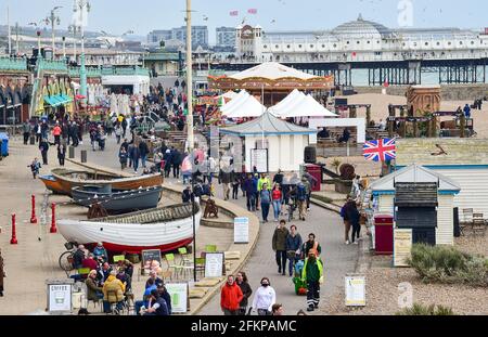 Brighton UK 3. Mai 2021 - Brighton Seafront ist voll, da Besucher trotz des windigen Wetters die Feiertage im Mai genießen : Credit Simon Dack / Alamy Live News Stockfoto