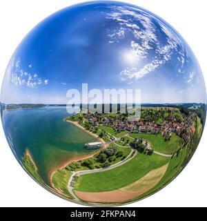 Blick auf Ramsberg und den Großen Brombach-See, den größten See im Fränkischen Seenland. Stockfoto