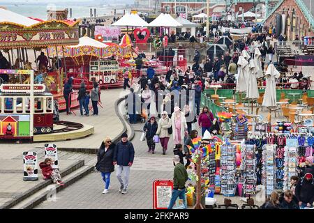 Brighton UK 3. Mai 2021 - Brighton Seafront ist voll, da Besucher trotz des windigen Wetters die Feiertage im Mai genießen : Credit Simon Dack / Alamy Live News Stockfoto