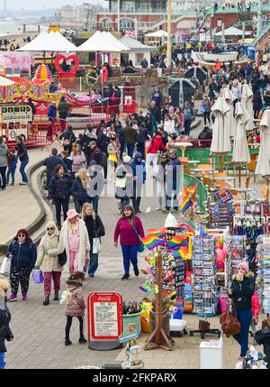 Brighton UK 3. Mai 2021 - Brighton Seafront ist voll, da Besucher trotz des windigen Wetters die Feiertage im Mai genießen : Credit Simon Dack / Alamy Live News Stockfoto