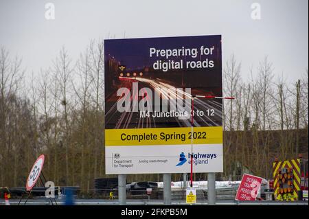 Taplow, Buckinghamshire, Großbritannien. Februar 2021. Die M4 Autobahn war an diesem Wochenende zwischen den Kreuzungen 6 (Slough) und 8/9 (Maidenhead) wieder geschlossen. Die M4 wird zu einer Smart Motorway ausgebaut und die harte Schulter zu einer Fahrspur umgebaut. Achtunddreißig Menschen sind in den letzten fünf Jahren auf intelligenten Autobahnen im Vereinigten Königreich getötet worden. Quelle: Maureen McLean/Alamy Stockfoto