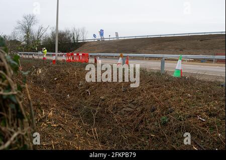 Taplow, Buckinghamshire, Großbritannien. Februar 2021. Die M4 Autobahn war an diesem Wochenende zwischen den Kreuzungen 6 (Slough) und 8/9 (Maidenhead) wieder geschlossen. Die M4 wird zu einer Smart Motorway ausgebaut und die harte Schulter zu einer Fahrspur umgebaut. Achtunddreißig Menschen sind in den letzten fünf Jahren auf intelligenten Autobahnen im Vereinigten Königreich getötet worden. Quelle: Maureen McLean/Alamy Stockfoto