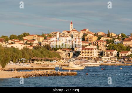 Kleine mediterrane Stadt Seget Donji in der Nähe der Stadt Trogir bei Sonnenuntergang, Kroatien Stockfoto