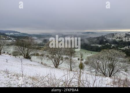 Birdlip, Cotwolds, Gloucestershire, Großbritannien mit Schnee im April. Blick über das Avon Valley. Stockfoto