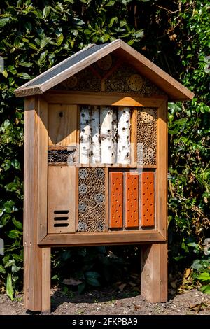 Ein Hotel aus Holz, das Insekten Schutz bietet Stockfoto