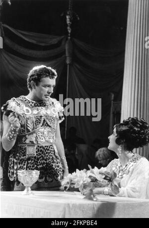 RICHARD BURTON und ELIZABETH TAYLOR am Set offen während der Dreharbeiten zu CLEOPATRA 1963 Regisseur JOSEPH L. MANKIEWICZ Drehbuch Joseph L. Mankiewicz Ranald MacDougall und Sidney Buchman Musik Alex North Produzent Walter Wanger Schweiz - UK - USA Koproduktion MCL Films S.A. / Walwa Films S.A. / Twentieth Century Fox Stockfoto