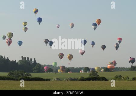 Heißluftballons beim Midlands Air Festival, Ragley Hall, Alcester, Warwickshire, Großbritannien, steigen in den Morgenhimmel. Mai 2018 Stockfoto