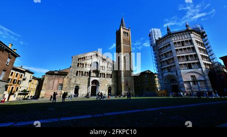 Dom von Parma (römisch-katholische Kathedrale), der Mariä Himmelfahrt mit ihrem Glockenturm und Battistero in Parma gewidmet Stockfoto