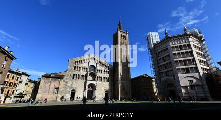 Dom von Parma (römisch-katholische Kathedrale), der Mariä Himmelfahrt mit ihrem Glockenturm und Battistero in Parma gewidmet Stockfoto