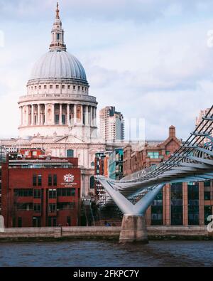 St Paul's Cathedral und die Millennium Bridge in London. Stockfoto