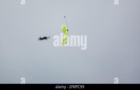 Fallschirmjägerregiment Freefall Teammitglied der „Roten Teufel“, die über dem Niederländischen Flugplatz, Salisbury Plain, üben Stockfoto