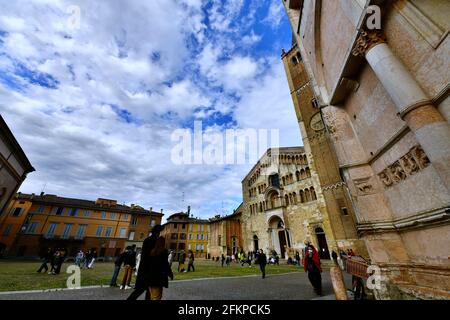 Dom von Parma (römisch-katholische Kathedrale), der Mariä Himmelfahrt mit ihrem Glockenturm und Battistero in Parma gewidmet Stockfoto