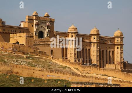 Blick auf die Amber Fort aus dem Dorf Amber, in der Nähe von Jaipur, Indien. Stockfoto