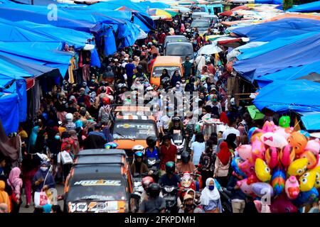 Padang City, West-Sumatra, Indonesien. Mai 2021. In Vorbereitung auf die Eid al Fitr-Feier strömen Menschen auf den Markt, um inmitten der Angst vor dem Ausbruch des Corona Covid-19-Virus am 3. Mai 2021 in Padang City, West-Sumatra, einzukaufen. Kredit: Kariadil Harefa/Alamy Live Nachrichten Stockfoto