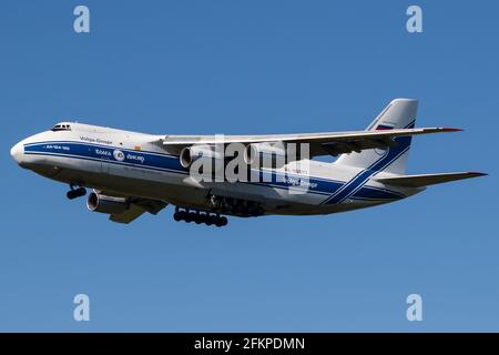 Eine Antonov an-124 von Wolga-Dnepr Airlines, die aus Toronto in Pittsburgh ankommt! Stockfoto