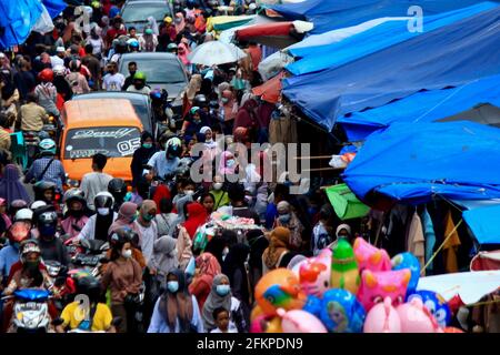 Padang City, West-Sumatra, Indonesien. Mai 2021. In Vorbereitung auf die Eid al Fitr-Feier strömen Menschen auf den Markt, um inmitten der Angst vor dem Ausbruch des Corona Covid-19-Virus am 3. Mai 2021 in Padang City, West-Sumatra, einzukaufen. Kredit: Kariadil Harefa/Alamy Live Nachrichten Stockfoto