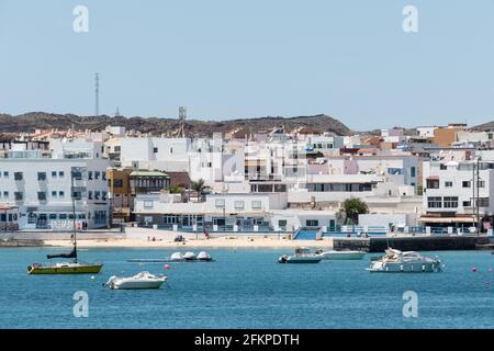 Corralejo, Spanien; 28. April 2021: Playa la Clavellina und Muelle Chico, Corralejo, Fuerteventura Stockfoto