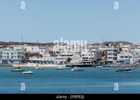 Corralejo, Spanien; 28. April 2021: Promenade, Playa la Clavellina und Muelle Chico, Corralejo, Fuerteventura Stockfoto