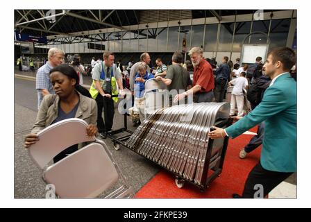 Ein Streik in Heathrow bringt den Flughafen Terminal 4 nach Ein virtuelles Standstillpic David Sandison 11/8/2005 Stockfoto