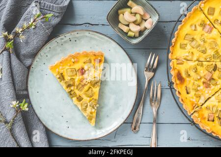 Rhabarberpastete auf grauem rustikalem Holzhintergrund, Draufsicht Stockfoto