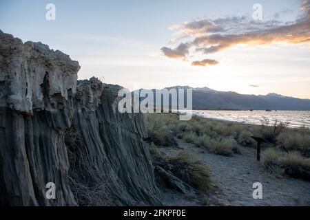 Die Sandtufas am Navy Beach von Mono Lake, Mono County, CA, USA, wurden unter Wasser gebildet und sind zerbrechlich. Stockfoto