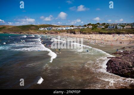 Eine sommerliche malerische Aussicht vom South West Coastal Path auf das Küstendorf Polzeath Stockfoto