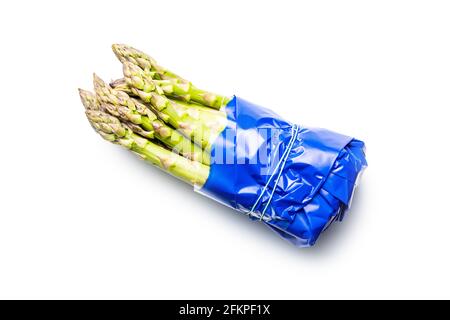 Frischer roher, ungekochter grüner Spargel auf weißem Hintergrund isoliert. Stockfoto