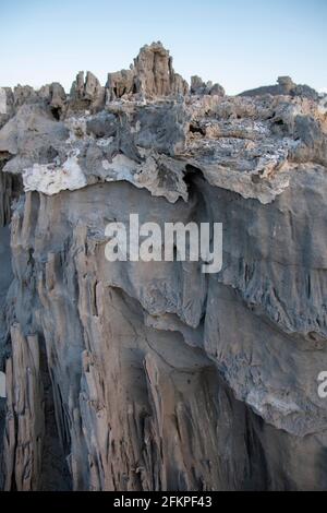 Die Sandtufas am Navy Beach von Mono Lake, Mono County, CA, USA, wurden unter Wasser gebildet und sind zerbrechlich. Stockfoto