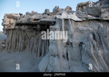 Die Sandtufas am Navy Beach von Mono Lake, Mono County, CA, USA, wurden unter Wasser gebildet und sind zerbrechlich. Stockfoto