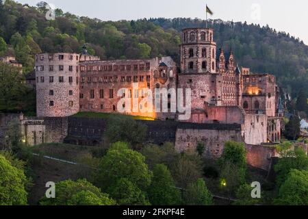 Heidelberger Schloss an einem sonnigen Frühlingsabend, Blick aus dem Schlossgarten Stockfoto