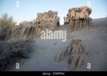 Die Sandtufas am Navy Beach von Mono Lake, Mono County, CA, USA, wurden unter Wasser gebildet und sind zerbrechlich. Stockfoto