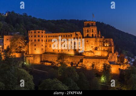 Beleuchtetes Heidelberger Schloss nach Sonnenuntergang, Blick aus dem Schlossgarten Stockfoto