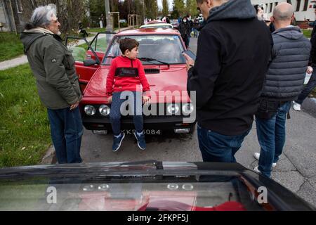 Ein Kind sitzt auf der Motorhaube eines klassischen Polonez während der Rallye vor der FSO (Pkw-Fabrik) in Warschau.Sammler und Besitzer eines Automobils, bekannt als Polonez, feierten den 43. Geburtstag des Autos in Warschau. Der FSO Polonez ist ein Kraftfahrzeug, das in Polen in Zusammenarbeit mit Fiat entwickelt und von Fabryka Samochodów Osobowych (Pkw-Fabrik) - besser bekannt als FSO - von 1978 bis 2002 produziert wurde. Es war ein neues Design von Giorgetto Giugiaro. Das Fahrzeug war ein absoluter Hit der kommunistischen Zeiten in Polen, auch im sogenannten Ostblock sehr berühmt. (Foto von Stockfoto