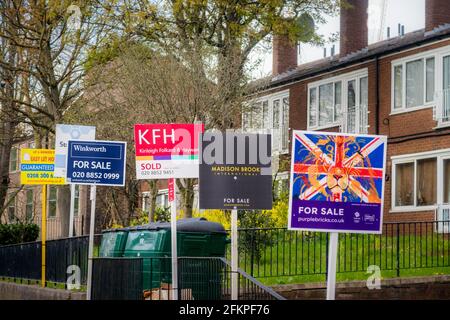 LONDON, Großbritannien - 11. APRIL 2021: Eine Reihe von Immobilienmaklenschildern (T-Boards) auf einer Straße in London. Stockfoto