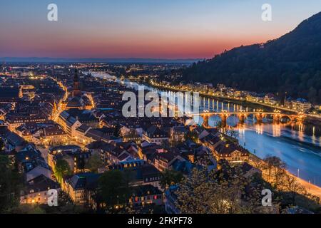 Heidelberger Panorama mit Altstadt, alter Brücke und Neckar nach Sonnenuntergang. Wunderschön beleuchtet. Stockfoto