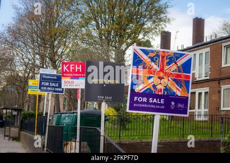 LONDON, Großbritannien - 11. APRIL 2021: Eine Reihe von Immobilienmaklenschildern (T-Boards) auf einer Straße in London. Stockfoto