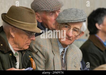 Alte Bauern auf dem Leyburn Auktionsmarkt während eines Verkaufs im Jahr 2005. North Yorkshire, Großbritannien. Stockfoto