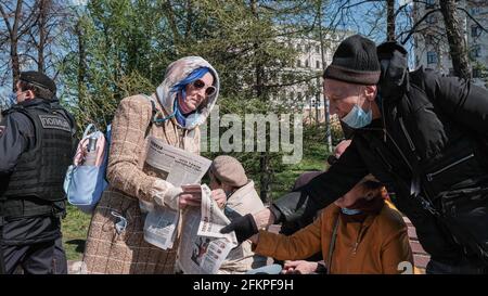 Moskau, Russland. Mai 2021. Verteilung von Propagandazeitungen. Tag der internationalen Solidarität der Arbeitnehmer 1. Mai. Treffen der Abgeordneten der Kommunistischen Partei mit den Unterstützern auf dem Nowopuschkinski Platz. (Foto von Mihail Siergiejevicz/SOPA IMAG/Sipa USA) Quelle: SIPA USA/Alamy Live News Stockfoto