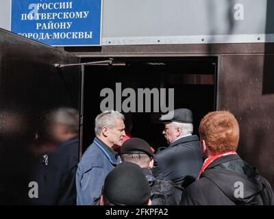 Moskau, Russland. Mai 2021. Kommunisten am Eingang der Polizeibehörde. Tag der internationalen Solidarität der Arbeitnehmer 1. Mai. Treffen der Abgeordneten der Kommunistischen Partei mit den Unterstützern auf dem Nowopuschkinski Platz. (Foto von Mihail Siergiejevicz/SOPA IMAG/Sipa USA) Quelle: SIPA USA/Alamy Live News Stockfoto