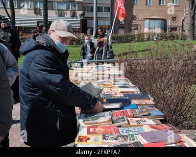 Moskau, Russland. Mai 2021. Verkauf von sowjetischen Büchern auf der Kundgebung. Tag der internationalen Solidarität der Arbeitnehmer 1. Mai. Treffen der Abgeordneten der Kommunistischen Partei mit den Unterstützern auf dem Nowopuschkinski Platz. (Foto von Mihail Siergiejevicz/SOPA IMAG/Sipa USA) Quelle: SIPA USA/Alamy Live News Stockfoto