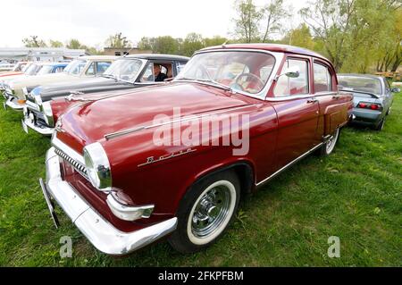 Hergestellt in der UdSSR ein altes Auto GAZ Wolga geparkt. Festival ALTES AUTO Land. 12.Mai 2019. Kiew, Ukraine Stockfoto