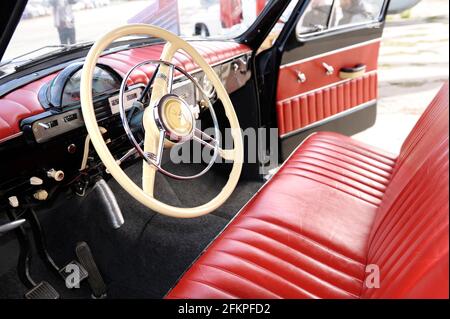 Innenraum von einem alten Auto GAZ-21, Modell 1967 Jahr, in der UDSSR gemacht: Lenkrad, Armaturenbrett, Handschuhfach, Sitze. Festival alte Auto landen. Mai 12, 2019 Stockfoto