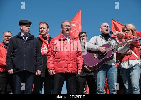 Moskau, Russland. Mai 2021. Die Kommunisten singen die Hymne der Internationale. Tag der internationalen Solidarität der Arbeitnehmer 1. Mai. Treffen der Abgeordneten der Kommunistischen Partei mit den Unterstützern auf dem Nowopuschkinski Platz. (Foto von Mihail Siergiejevicz/SOPA IMAG/Sipa USA) Quelle: SIPA USA/Alamy Live News Stockfoto