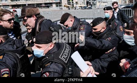 Moskau, Russland. Mai 2021. Die Polizeimassen verhaften die Kommunisten. Tag der internationalen Solidarität der Arbeitnehmer 1. Mai. Treffen der Abgeordneten der Kommunistischen Partei mit den Unterstützern auf dem Nowopuschkinski Platz. (Foto von Mihail Siergiejevicz/SOPA IMAG/Sipa USA) Quelle: SIPA USA/Alamy Live News Stockfoto