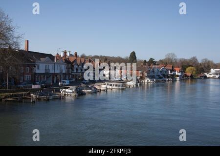 Immobilien und Boote auf der Themse in Henley auf der Themse In Oxfordshire im Vereinigten Königreich Stockfoto