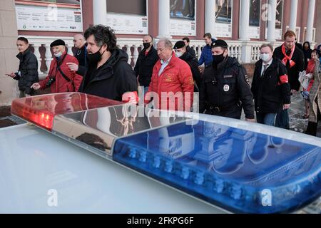 Moskau, Russland. Mai 2021. Stellvertretender Vorsitzender des Zentralkomitees der Kommunistischen Partei, erster Sekretär des Moskauer Stadtkomitees der Kommunistischen Partei, Valery Raschkin (Mitte) während eines Treffens. Tag der internationalen Solidarität der Arbeitnehmer 1. Mai. Treffen der Abgeordneten der Kommunistischen Partei mit den Unterstützern auf dem Nowopuschkinski Platz. Kredit: SOPA Images Limited/Alamy Live Nachrichten Stockfoto