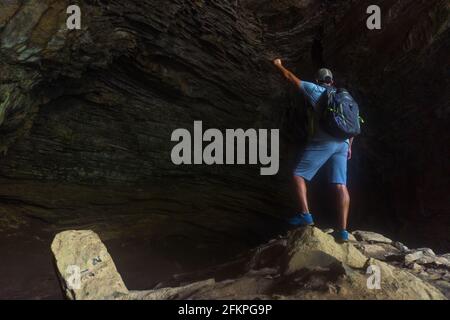 Nahaufnahme eines hispanischen Wanderers, der auf Felsen steht Der Keller von Popocatl Stockfoto
