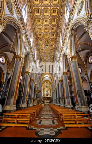 Neapel, Italien, 2. Mai 2021. Das Innere der Kathedrale, die dem Heiligen Dominikus gewidmet ist, befindet sich im historischen Zentrum der Stadt. Stockfoto